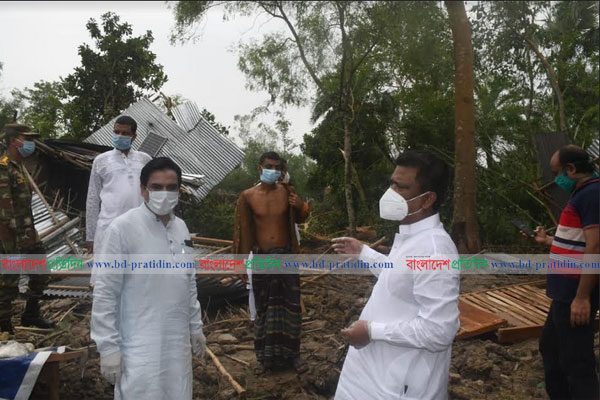 ক্ষেতলালে ঘূর্ণিদুর্গত এলাকা পরিদর্শনে হুইপ স্বপন