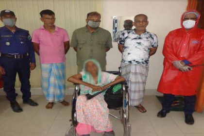 জমি লিখে নিয়ে ঈদের দিনে বৃদ্ধা মাকে রাস্তায় ফেলে গেল ৩ ছেলে!