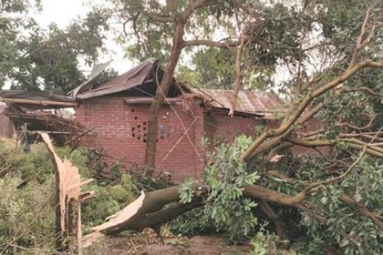চাঁপাইনবাবগঞ্জে ঈদের দিন ঘূর্ণিঝড়ে দুটি গ্রাম লণ্ডভণ্ড