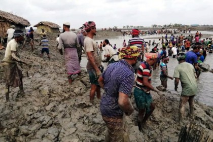 কয়রায় বাঁধ মেরামতে স্থানীয় মানুষ
