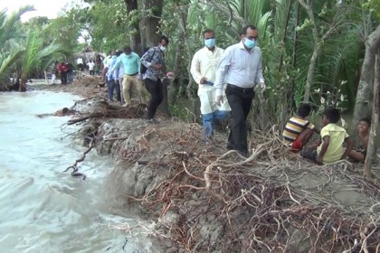 আম্ফানে ক্ষতিগ্রস্ত মোংলার বেড়িবাঁধ পরিদর্শনে বাগেরহাটের 
ডিসি 

