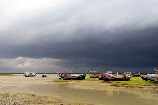 নোয়াখালীতে বজ্রসহ ভারী বৃষ্টিপাত, হাতিয়ায় সাথে সারাদেশের নৌ-চলাচল বন্ধ