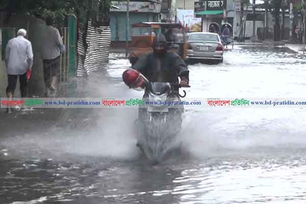 বজ্রসহ ভারী বর্ষণে বরিশালে জলাবদ্ধতা, দুর্ভোগ 