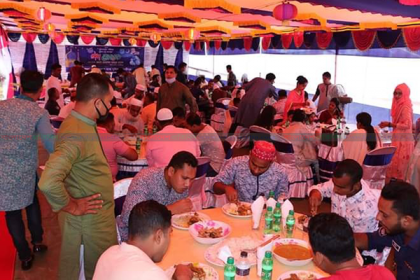 মাদারীপুর সদর থানায় নিয়ম ভেঙ্গে প্রীতিভোজ, সমালোচনার ঝড়