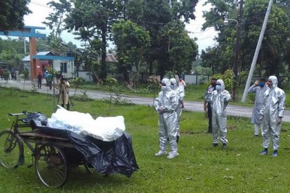 করোনা উপসর্গ নিয়ে মৃতের জানাজায় কেউ আসেনি, এসেছিল ‘মানবিক পুলিশ’