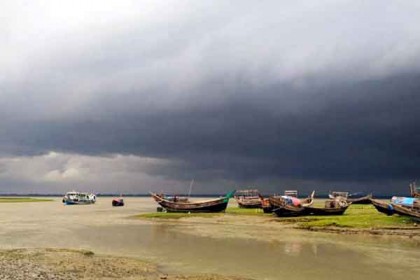 নোয়াখালীতে বজ্রসহ ভারী বৃষ্টিপাত, হাতিয়ায় সাথে সারাদেশের নৌ-চলাচল বন্ধ