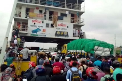 কাঁঠালবাড়ি-শিমুলিয়া ঘাটে ঢাকামুখী মানুষের ভিড়