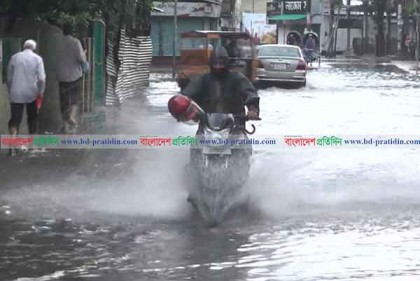 বজ্রসহ ভারী বর্ষণে বরিশালে জলাবদ্ধতা, দুর্ভোগ 