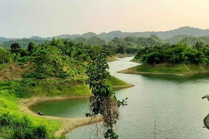 পাহাড়ে বিবর্ণ ঈদ