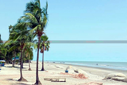 চিরচেনা কুয়াকাটায় নেই পর্যটকের কোলাহল