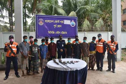 বঙ্গোপসাগরে ডাকাতির প্রস্তুতিকালে ৮ ডাকাত আটক