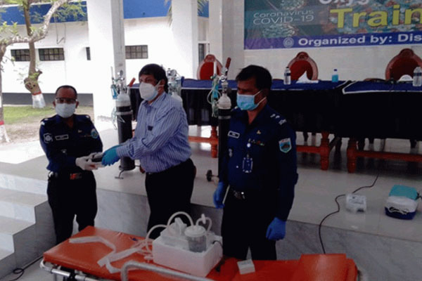 নাটোরে পুলিশ সদস্যদের মাঝে নেবুলাইজার বিতরণ