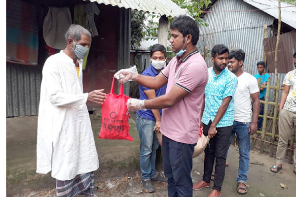 তিস্তায় মেয়ের লাশ ভাসিয়ে দেওয়া হতদরিদ্র পিতার পাশে ছাত্রসমাজ