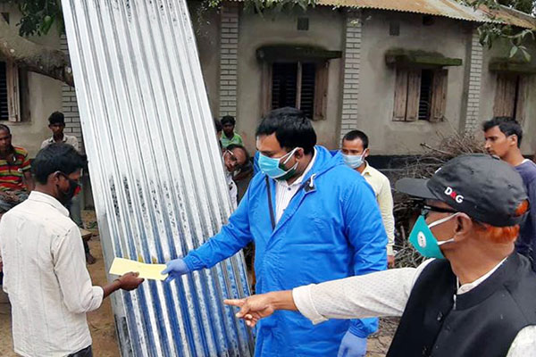 ঠাকুরগাঁওয়ে ঝড়ে ক্ষতিগ্রস্ত পরিবারকে নগদ অর্থ ও ঢেউটিন প্রদান
