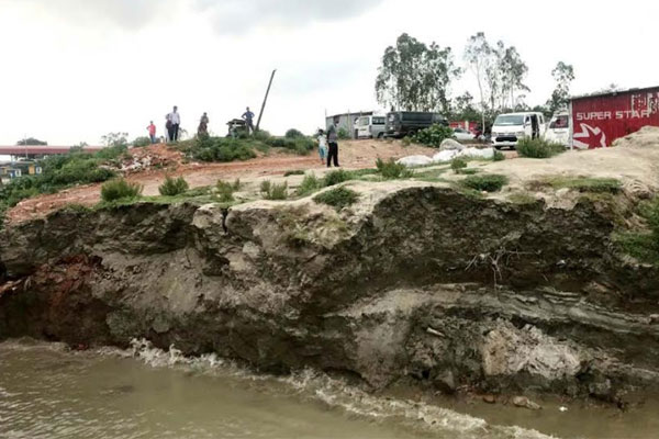 ভাঙ্গনের ঝুঁকিতে পাটুরিয়া ফেরি ঘাট
