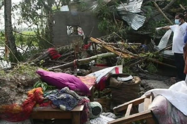 জয়পুরহাটে বিদ্যুৎ সংযোগ এখনও বিচ্ছিন্ন, লন্ডভন্ড শতাধিক গ্রাম 