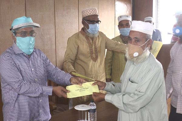 বরিশালে মসজিদে নগদ অর্থ সহায়তা প্রদান