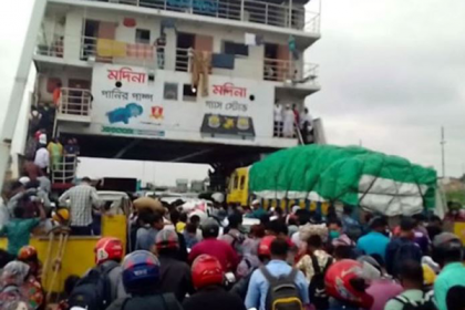 রাজধানীতে ফিরতে কাঁঠালবাড়ি-শিমুলিয়া নৌপথে মানুষের ঢল