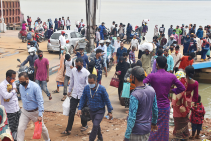 দৌলতদিয়া ফেরিঘাটে ঢাকামুখী মানুষের চাপ 