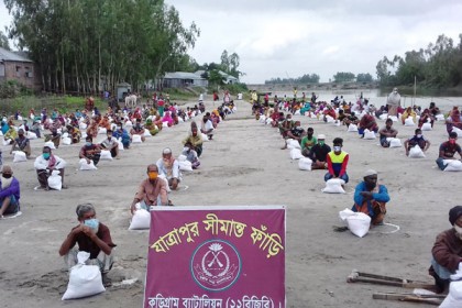কুড়িগ্রামের সীমান্তবর্তী এলাকায় বিজিবির ত্রাণ বিতরণ