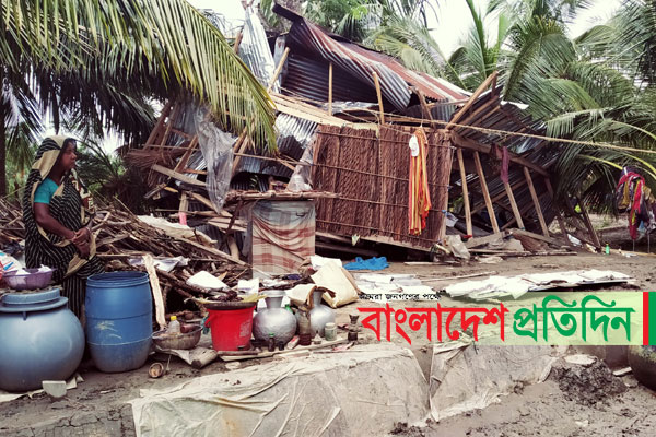 ঘর নেই খাবার নেই, সন্তানদের আড়ালে কাঁদেন শিখারানী