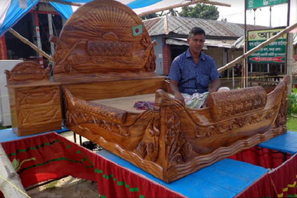 করোনায় কর্মহীনদের পাশে দাঁড়াতে ব্যতিক্রমী উদ্যোগ কাঠমিস্ত্রির 