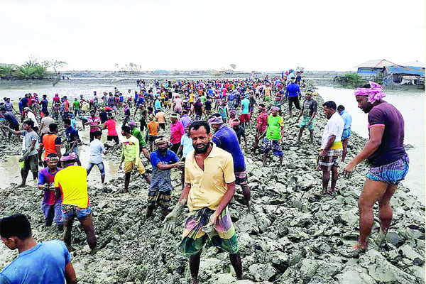 উপকূলে বাঁধে বাঁধে জীবনযুদ্ধ