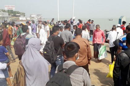 ঢাকামুখী যাত্রীর চাপ দৌলতদিয়া ফেরিঘাটে