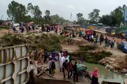 পাটুরিয়া ঘাটে মানুষের অতিরিক্ত চাপ 

