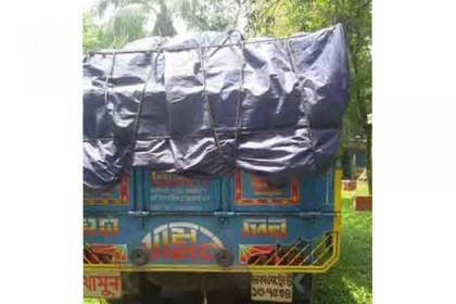 সরকারি খাদ্য গুদামের চাল ট্রাকে তোলা হচ্ছিল শেষ রাতে 