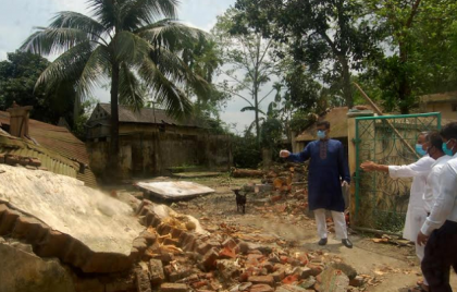 বোচাগঞ্জে ঝড়ে ক্ষতিগ্রস্ত এলাকা পরিদর্শন নৌ পরিবহন প্রতিমন্ত্রীর 