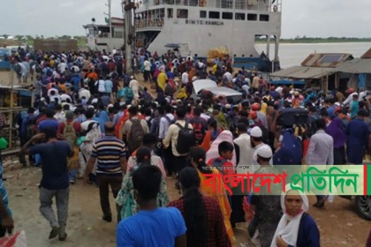 কাঁঠালবাড়ি ঘাটে ঢাকামুখী হাজার হাজার মানুষ