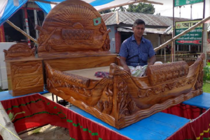 করোনায় কর্মহীনদের পাশে দাঁড়াতে ব্যতিক্রমী উদ্যোগ কাঠমিস্ত্রির 