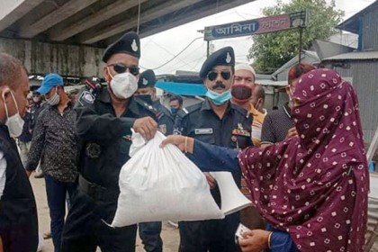 কলাপাড়া আম্ফানে ক্ষতিগ্রস্তদের খাদ্য সহায়তা র‌্যাবের