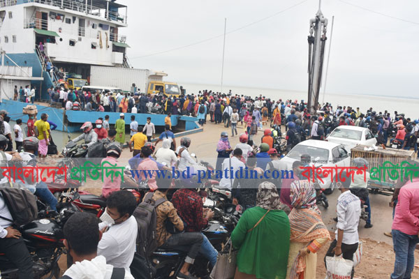 দৌলতদিয়া ফেরিঘাটে ঢাকামুখী যাত্রীদের ভিড়