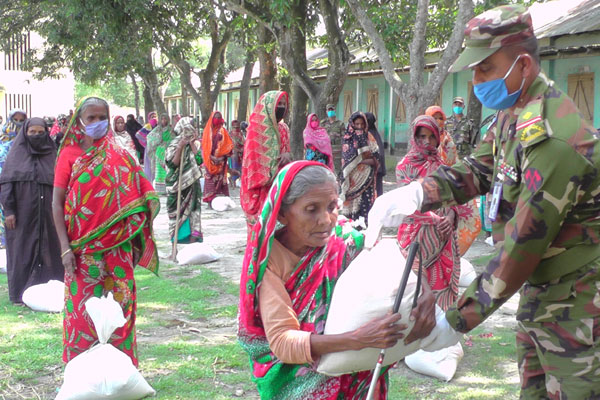 কুড়িগ্রামে কর্মহীন দুই শতাধিক পরিবারে সেনাবাহিনীর খাদ্য সহায়তা 