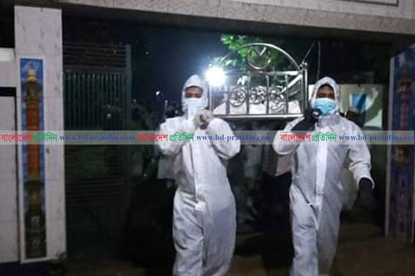 করোনায় মৃত বিএনপি নেতার লাশ দাফন করলো ছাত্রলীগ 