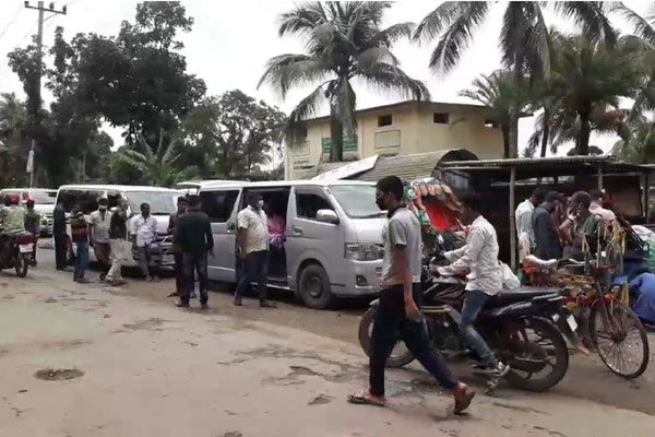 নেত্রকোনা থেকে কর্মস্থলে ফিরছে মানুষ