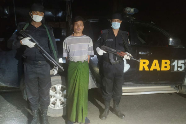 টেকনাফে র‌্যাবের অভিযানে অস্ত্রসহ রোহিঙ্গা অস্ত্র ব্যবসায়ী আটক 