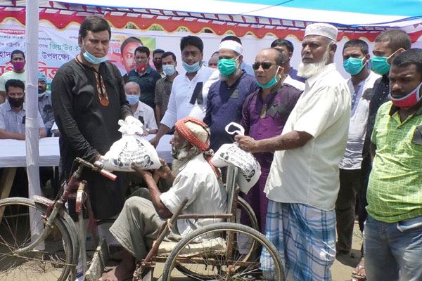জামালপুরে জিয়াউর রহমানের মৃত্যুবার্ষিকীতে খাদ্য সামগ্রী বিতরণ