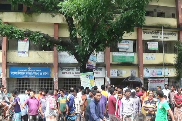 মাছবাজার ভাংচুরের প্রতিবাদে সাঘাটা ইউএনও অফিস ঘেরাও