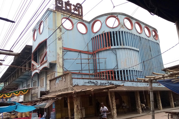 দিনাজপুরে করোনায় বন্ধ সিনেমা হলগুলোর কর্মকর্তা-কর্মচারীরা দুর্ভোগে 