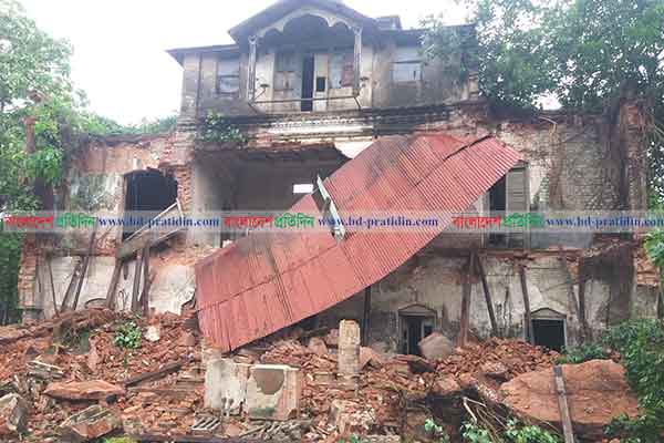 ঐতিহ্যবাহী গোকর্ণ নওয়াব বাড়ির সামনের অংশ ধসে পড়েছে 