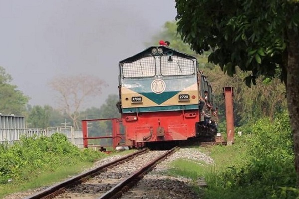 করোনা পরিস্থিতি: দূরত্ব থাকলেও ‘শঙ্কায়’ ট্রেন যাত্রীরা