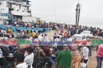দৌলতদিয়া ফেরিঘাটে ঢাকামুখী যাত্রীদের ভিড়