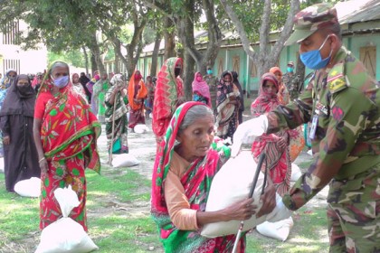 কুড়িগ্রামে কর্মহীন দুই শতাধিক পরিবারে সেনাবাহিনীর খাদ্য সহায়তা 