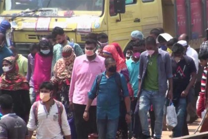 মানিকগঞ্জের পাটুরিয়া ঘাটে বেড়েছে যাত্রীদের চাপ