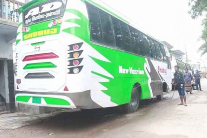 ঝিনাইদহে বাসগুলোতে চলছে ধোয়ামোছার কাজ 