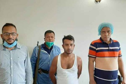 সিদ্ধিরগঞ্জে হাত বোমা ও দেশীয় অস্ত্রসহ ১৩ মামলার আসামি গ্রেফতার