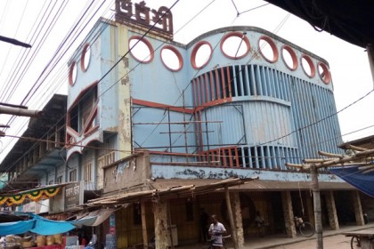 দিনাজপুরে করোনায় বন্ধ সিনেমা হলগুলোর কর্মকর্তা-কর্মচারীরা দুর্ভোগে 